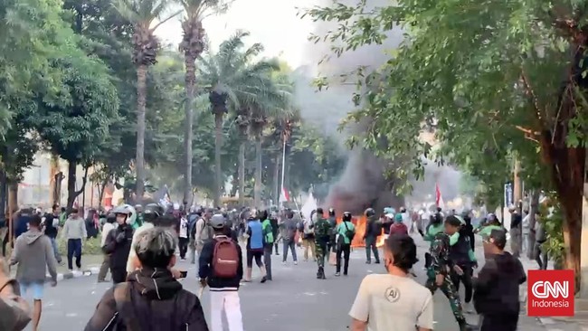Aksi demonstrasi di depan Gedung Markas Komando (Mako) Brimob Kwitang, Jakarta Pusat, Jumat (29/8) kian memanas.