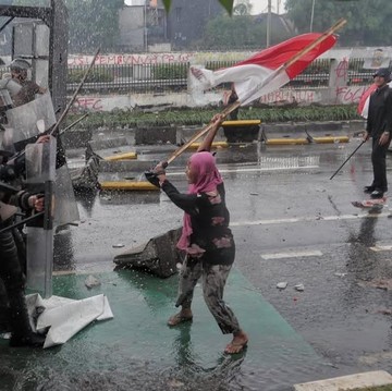Momen Heroik Ibu-Ibu di Aksi Unjuk Rasa 28 Agustus, Kibaskan Bendera Merah Putih di Hadapan Polisi