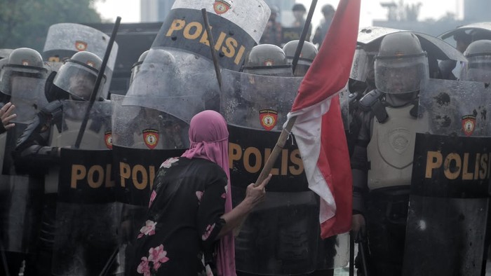 Momen Heroik Ibu-Ibu di Aksi Unjuk Rasa 28 Agustus, Kibaskan Bendera Merah Putih di Hadapan Polisi
