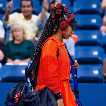 Naomi Osaka 'Slay' di Lapangan Tenis, Pakai Aksesori Mawar dan Bawa Labubu Kristal!
