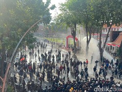 Massa Aksi Solidaritas Affan Terus Berdatangan ke Gedung Negara Grahadi
