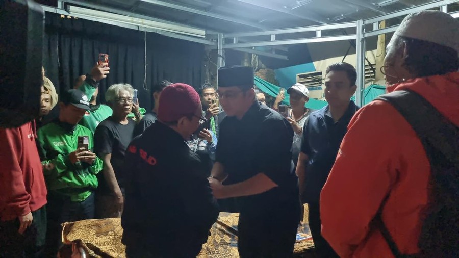 Pasha melayat ke rumah duka ojol yang tewas dilindas rantis Brimob (Taufiq/detikcom)
