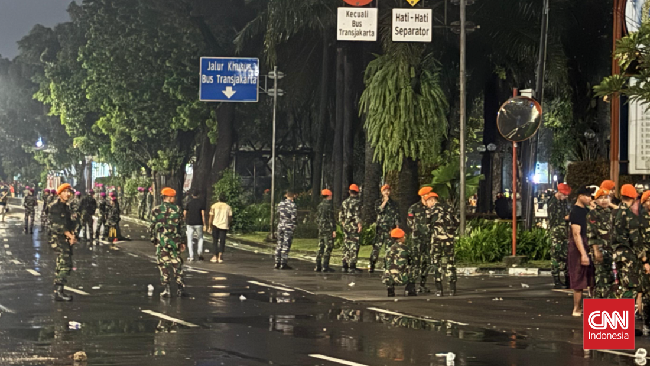 Pasukan dari unsur TNI yakni Marinir dan Kopasgat membantu pengamanan demo di Kwitang pada Jumat (29/8) malam.