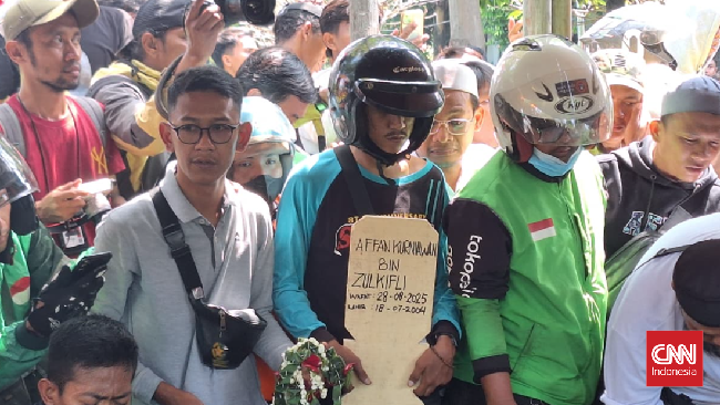 Kalimat tahlil dan isak tangis keluarga serta kerabat mengiringi prosesi pemakaman Affan Kurniawan.