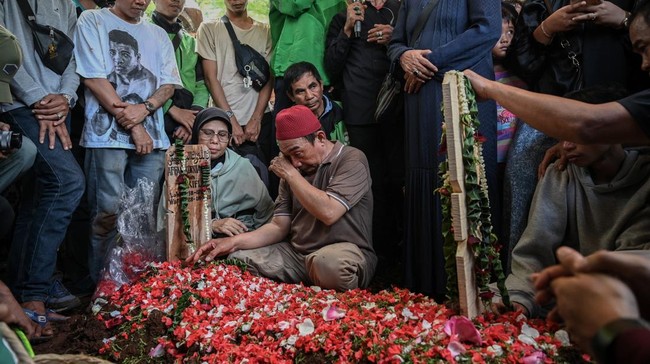 BPJS Ketenagakerjaan menyerahkan santunan Rp70 juta kepada keluarga Affan Kurniawan. Ia merupakan peserta aktif dan sedang bekerja saat insiden terjadi.
