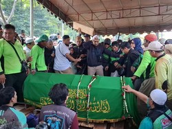 Momen Haru Pemakaman Affan Kurniawan Ojol yang Tewas Dilindas Rantis Brimob