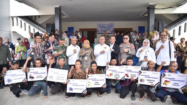 Menko Zulhas kunjungi Kebumen untuk perkuat ketahanan pangan, resmikan koperasi dan serahkan bantuan alsintan serta pangan untuk petani.