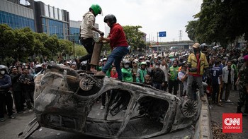 FOTO: Bangkai Mobil Hangus Saksi Amarah Massa di Markas Brimob Kwitang