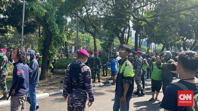 Satuan Brimob Polda Metro Jaya meminta maaf di hadapan massa aksi demonstrasi yang berkumpul di depan Mako Brimob Kwitang, Jakarta Pusat, Jumat (29/8) pagi.