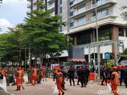 Massa Bubar, Petugas Bersihkan Sampah Sisa Demo Depan Mako Brimob Kwitang