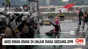 VIDEO: Aksi Emak-Emak di Unjuk Rasa Gedung DPR