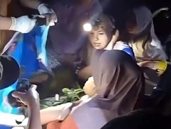 Sungai Meluap, Ibu-ibu Muda Terpaksa Melahirkan di Pikap