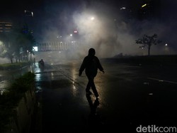 Cerita Warga yang Terkena Paparan Gas Air Mata, Sesak Napas-Mata Perih
