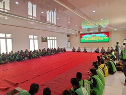 Polisi dan Massa Ojol di Lebak Banten Doa Bersama untuk Affan Kurniawan