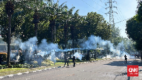 Polisi Tembak Gas Air Mata Bubarkan Massa Ojol Kepung Brimob Kwitang