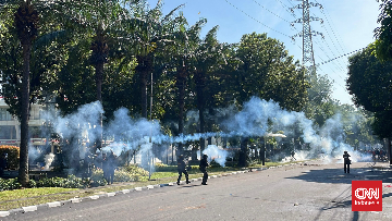 Polisi Tembak Gas Air Mata Bubarkan Massa Ojol Kepung Brimob Kwitang