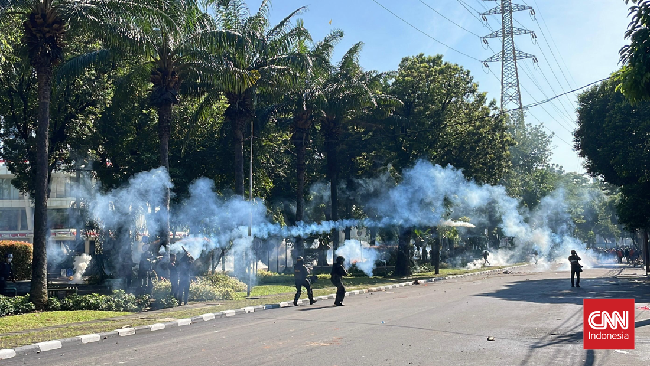 Massa ojek online mengepung Mako Brimob Kwitang setelah tewasnya Affan Kurniawan dilindas rantis polisi.