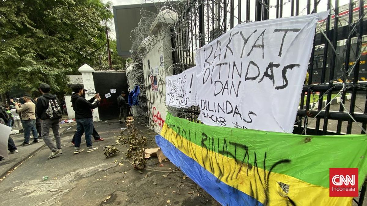 Spanduk Ojol dan Mahasiswa di DPRD Jabar: Rakyat Ditindas dan Dilindas