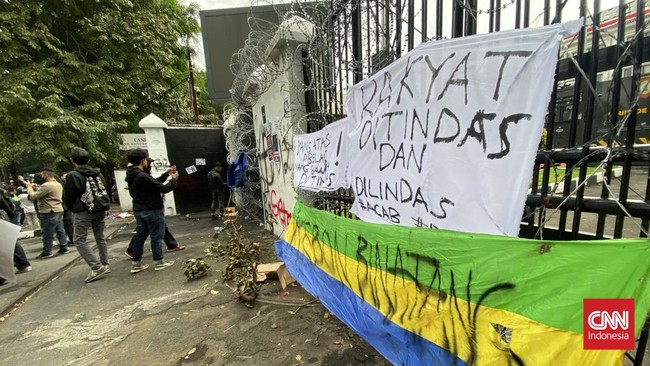 Rakyat Ditindas dan Dilindas Ratusan pengemudi ojol berunjuk rasa di Gedung DPRD Jabar sebagai solidaritas untuk Affan Kurniawan, yang tewas dilindas mobil Brimob saat demonstrasi.