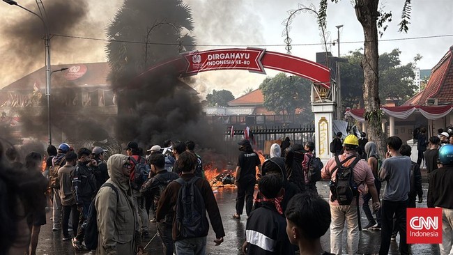 Aksi solidaritas untuk Affan Kurniawan di Surabaya berujung bentrok. Massa tuntut Kapolri hentikan kekerasan dan berikan restitusi bagi korban.