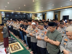 Polres Pelabuhan Tanjung Priok Salat Gaib, Doakan Driver Ojol Affan Kurniawan