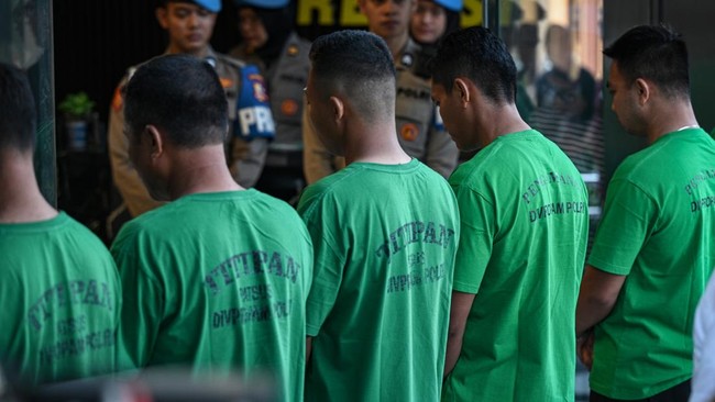 Tiga anggota Polri dijatuhi sanksi setelah terlibat insiden melindas pengemudi ojek online. Mereka diminta minta maaf ke pimpinan Polri.