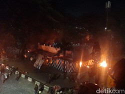 Pos Polisi Flyover Jalan AP Pettarani Makassar Dibakar Massa