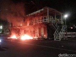 Makin Malam, 4 Pos Polisi di Surabaya Dibakar Massa