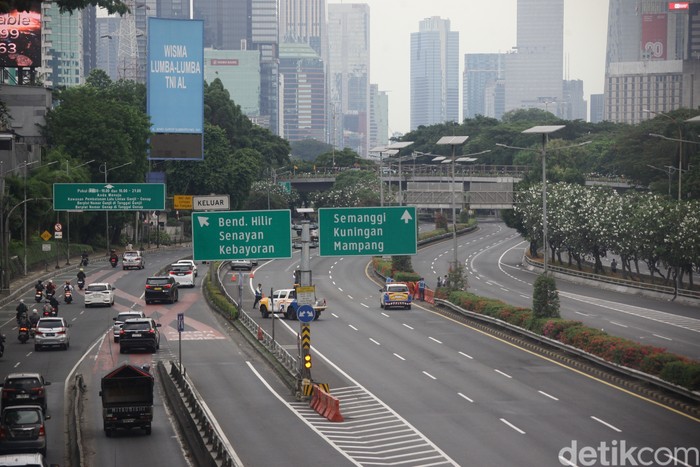 Tol Dalam Kota Jakarta ditutup sementara imbas demonstrasi di DPR. Kendaraan pun dialihkan ke jalan arteri, Jumat (29/8/2025).