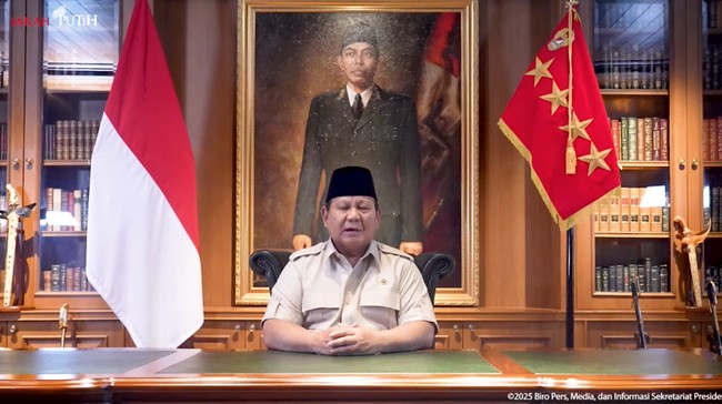 Presiden Prabowo gelar rapat dengan sejumlah pejabat di Hambalang Sabtu malam, bahas perkembangan isu terkini.