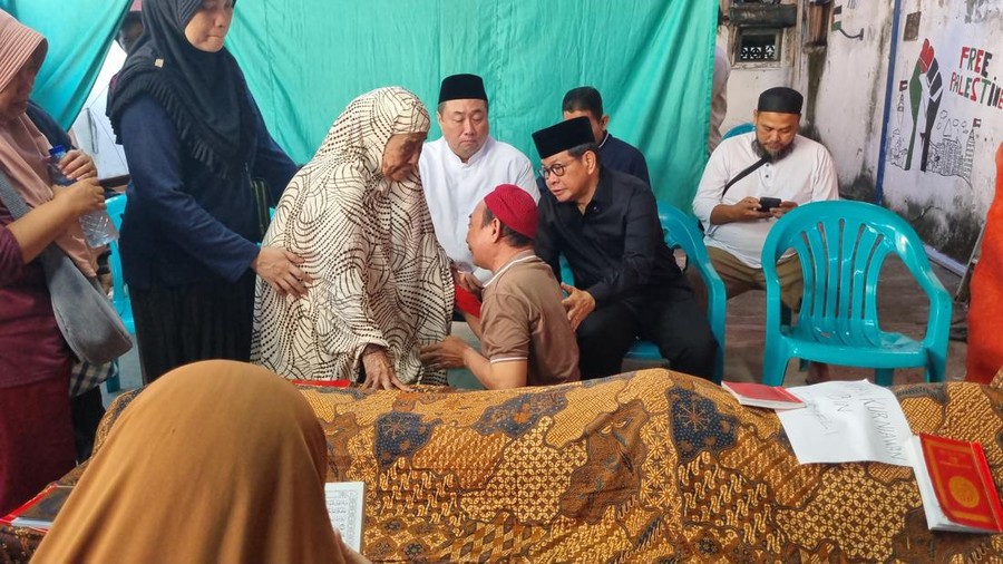 Pramono melayat ke rumah duka Affan Kurniawan (Taufiq/detikcom) Pramono melayat ke rumah duka Affan Kurniawan (Taufiq/detikcom)