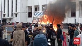 Demo Tunjangan DPR di Medan Mencekam, Pos Polisi Dibakar