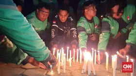 Massa Ojol Kupang Aksi Damai Nyalakan Lilin, Makassar Blokade Jalan