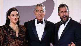 Film George Clooney-Adam Sandler Dapat Standing Ovation 8,5 Menit