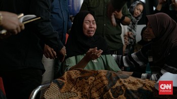 FOTO: Tangis Ibu Lepas Kepergian Affan Kurniawan