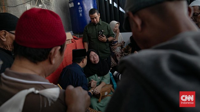 Anies Baswedan menyampaikan pesan atas kematian Affan Kurniawan setelah proses pemakaman di TPU Karet Bivak, Jumat (29/8) siang.