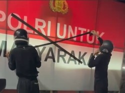 Spanduk Polri untuk Masyarakat di Buleleng Dipasangi Lakban Silang