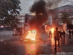 Demonstran Bakar Sepeda Motor di Depan Kantor DPRD Jabar!