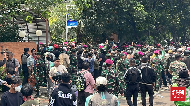 Anggota Brimob di Mako Brimob Polda Metro Jaya di Kwitang Jakarta Pusat mulai menembakkan gas air mata untuk membubarkan rombongan Ojol.