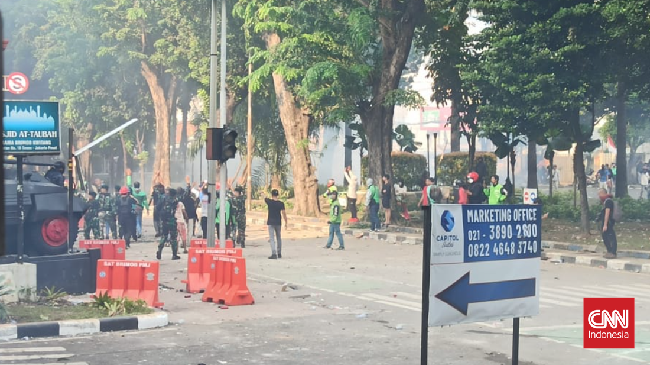 Aparat kepolisian menangkap ratusan orang terkait kerusuhan usai demonstrasi. Beberapa ditetapkan sebagai tersangka dalam kasus ini.