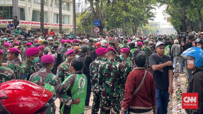 Massa pengemudi ojol protes kematian Affan Kurniawan di Mako Brimob. Setelah dialog dengan TNI, mereka mundur sambil menuntut transparansi.