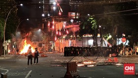 Surabaya Masih Mencekam, Api Berkobar di Depan Tunjungan Plaza