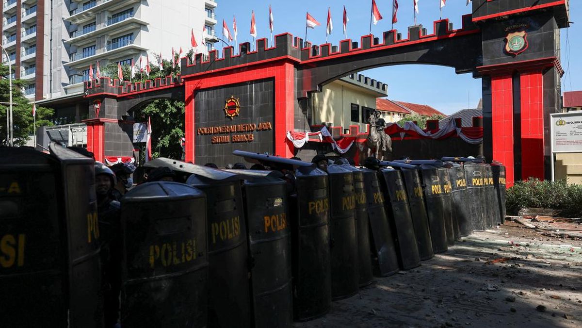 Dansat Brimob Minta Maaf Amankan Anggota TNI saat Rusuh di Palembang