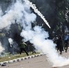 FOTO: Jumat Pagi, Gas Air Mata Sapa Massa di Kwitang