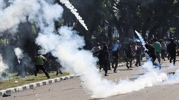 FOTO: Jumat Pagi, Gas Air Mata Sapa Massa di Kwitang