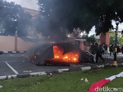 Tenda Polisi Terbakar Saat Demo Jogja Memanggil di Polda DIY
