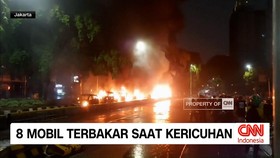 VIDEO: Lautan Manusia di Simpang Lima Senen, Delapan Mobil Dibakar