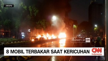 VIDEO: Lautan Manusia di Simpang Lima Senen, Delapan Mobil Dibakar