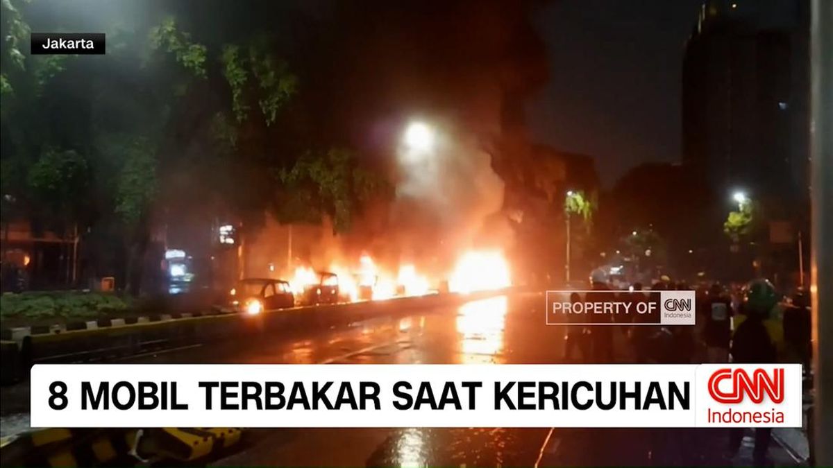 VIDEO: Lautan Manusia di Simpang Lima Senen, Delapan Mobil Dibakar