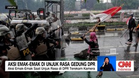 VIDEO: Aksi Emak-Emak di Unjuk Rasa Gedung DPR